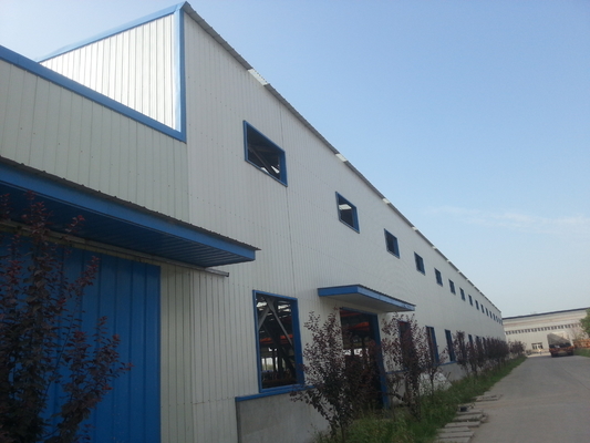 Q235 Prefab PU δομών στεγών αποθηκών εμπορευμάτων μετάλλων λευκό ακτίνων χάλυβα Χ