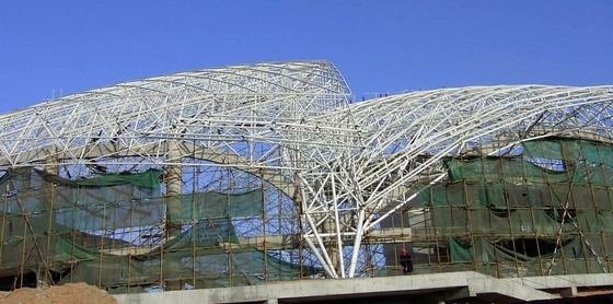 Μακροχρόνια έκτασης Prefab δομή 0.8mm στεγών πλαισίων χάλυβα διαστημική ελαφριά στέγη