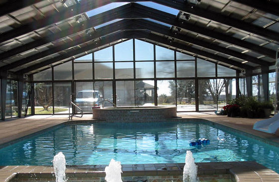 Οι ανοιχτές πόλεις για καλυμμένες πισίνες βελτιώνουν το φυσικό φως και την αισθητική.