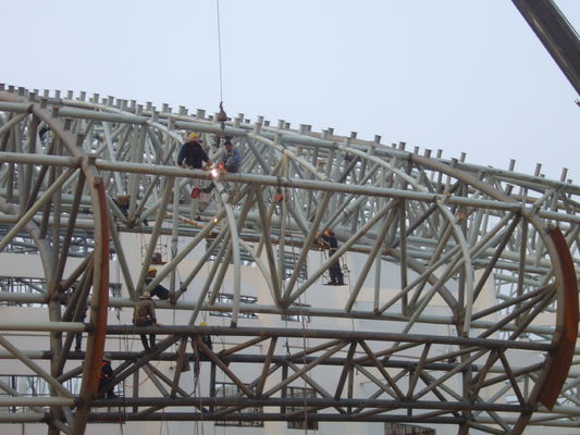 Εφοδιασμός οροφής από χάλυβα για το προαύλιο του εμπορικού κέντρου πρώτων υλών