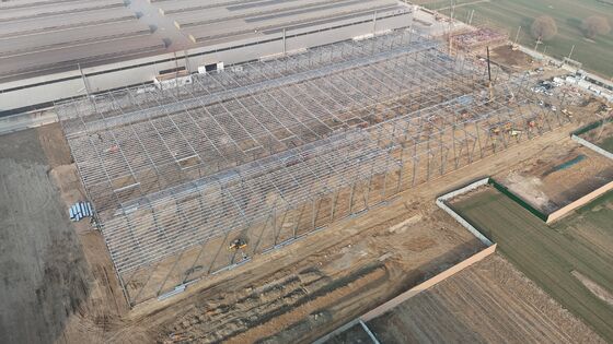 Δομή οροφής αποθήκης που χρησιμοποιεί προκατασκευασμένα στοιχεία χάλυβα για την επίτευξη ταχύτερης συναρμολόγησης και κατασκευής σε εγκαταστάσεις εφοδιασμού